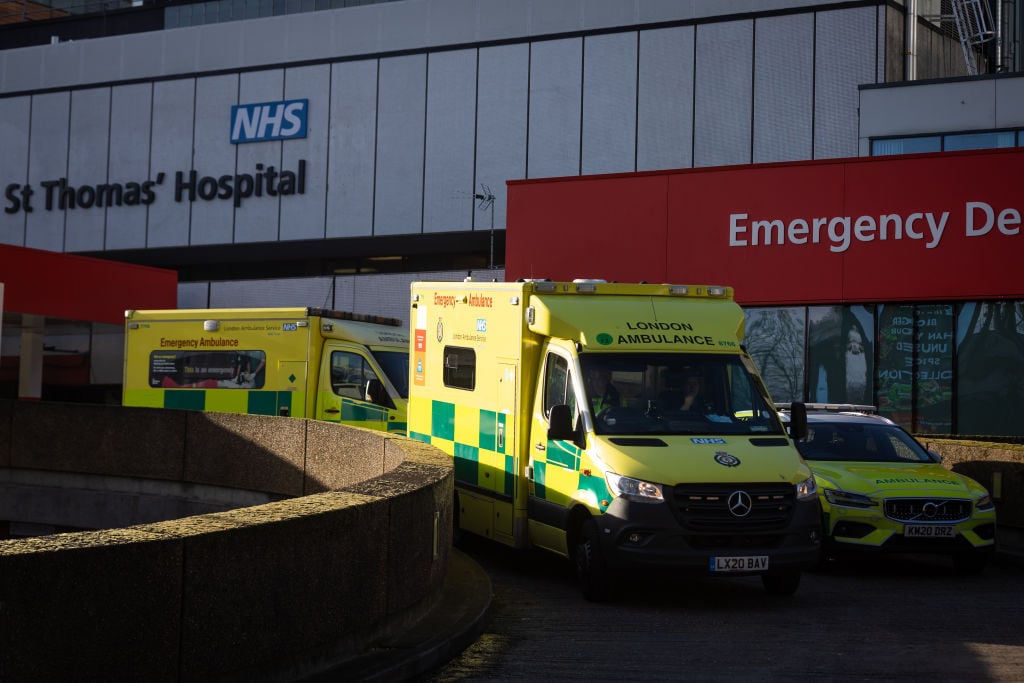 Ambulancias dejan a pacientes con covid-19 en un hospital de Londres
