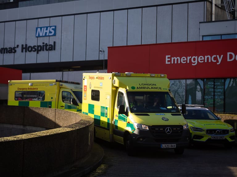 Ambulancias dejan a pacientes con covid-19 en un hospital de Londres