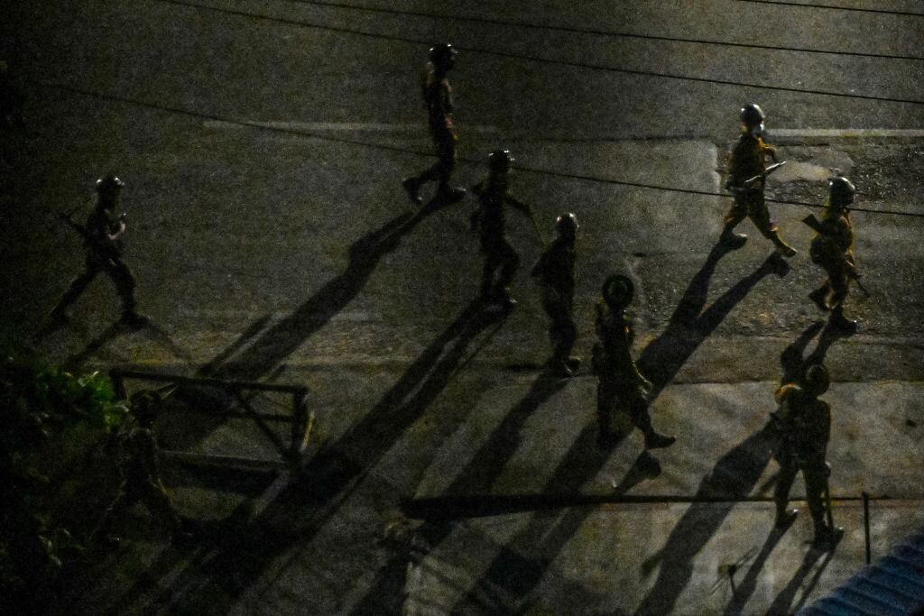 Soldados afines a la junta militar se agrupan en las calles de Myanmar