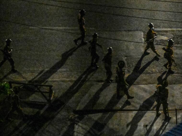 Soldados afines a la junta militar se agrupan en las calles de Myanmar