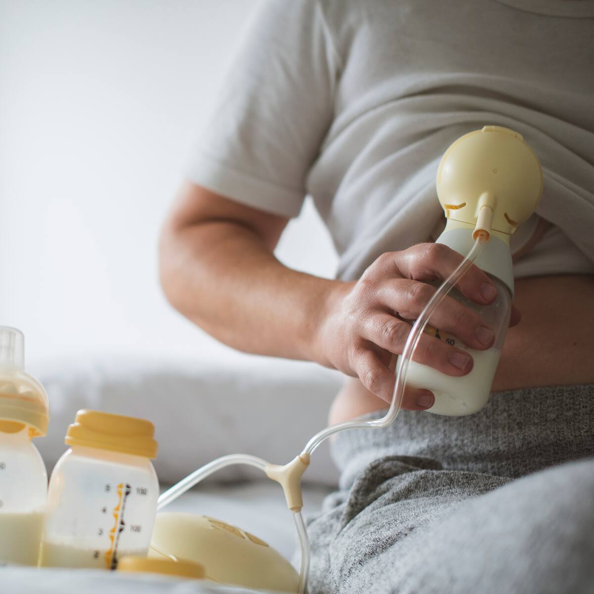 Hospital alerta por venta de leche materna en redes sociales: advierten riesgo de contagio de VIH
