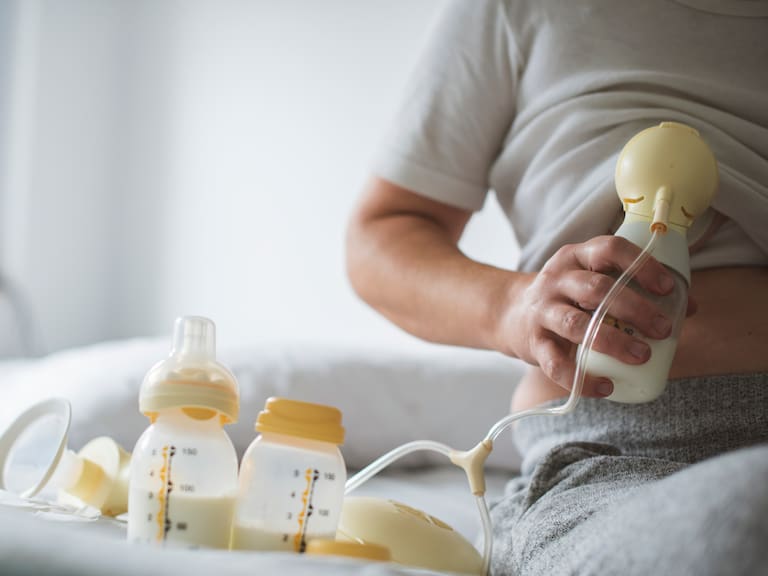 Hospital alerta por venta de leche materna en redes sociales: advierten riesgo de contagio de VIH