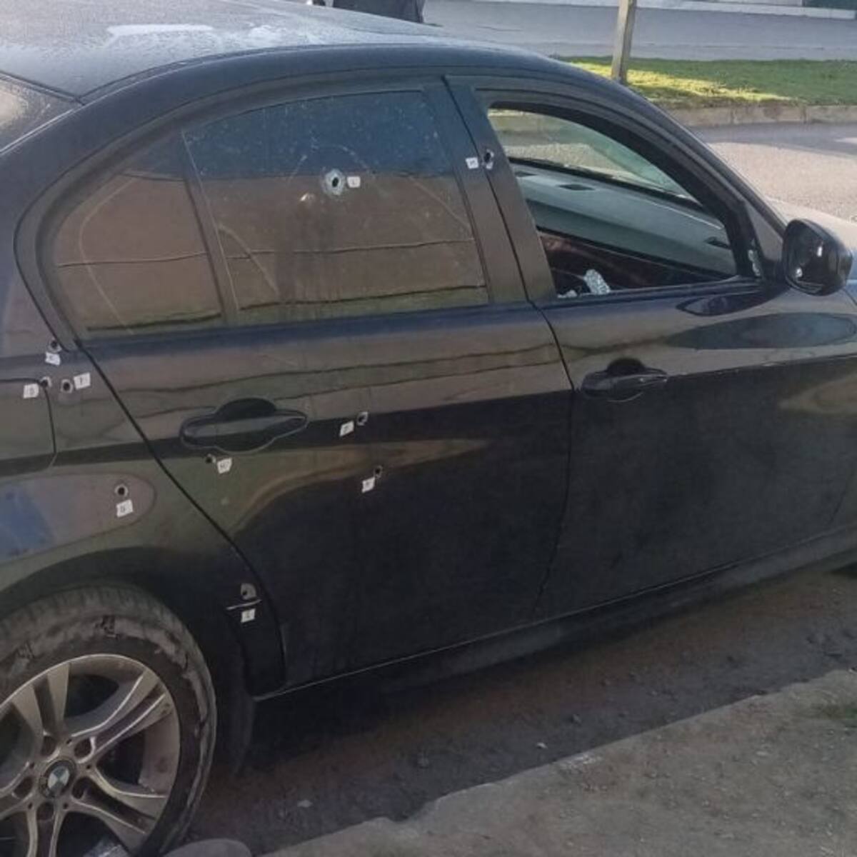 Peñalolén: desconocido balea auto y dejan a una mujer herida