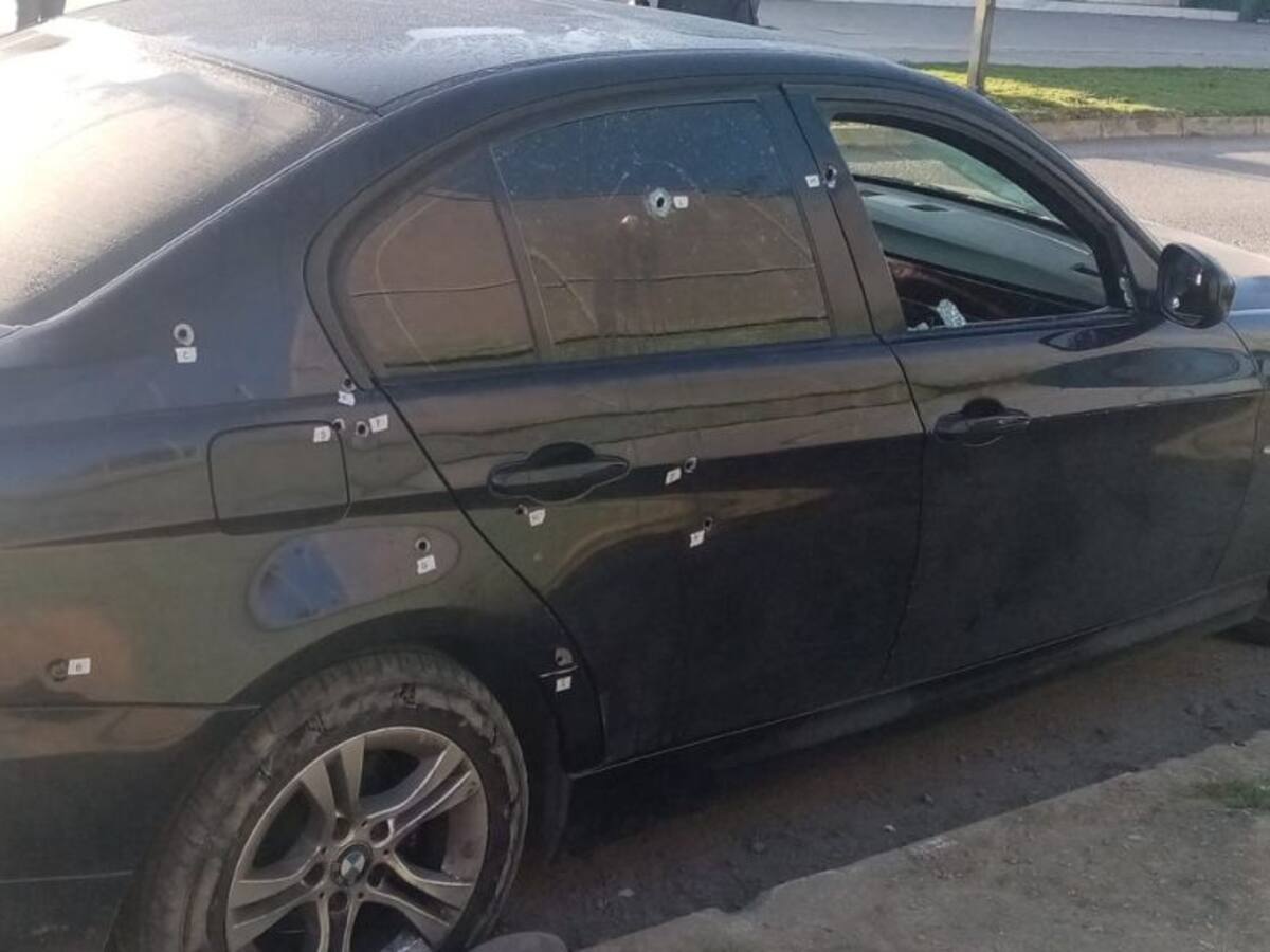 Peñalolén: desconocido balea auto y dejan a una mujer herida