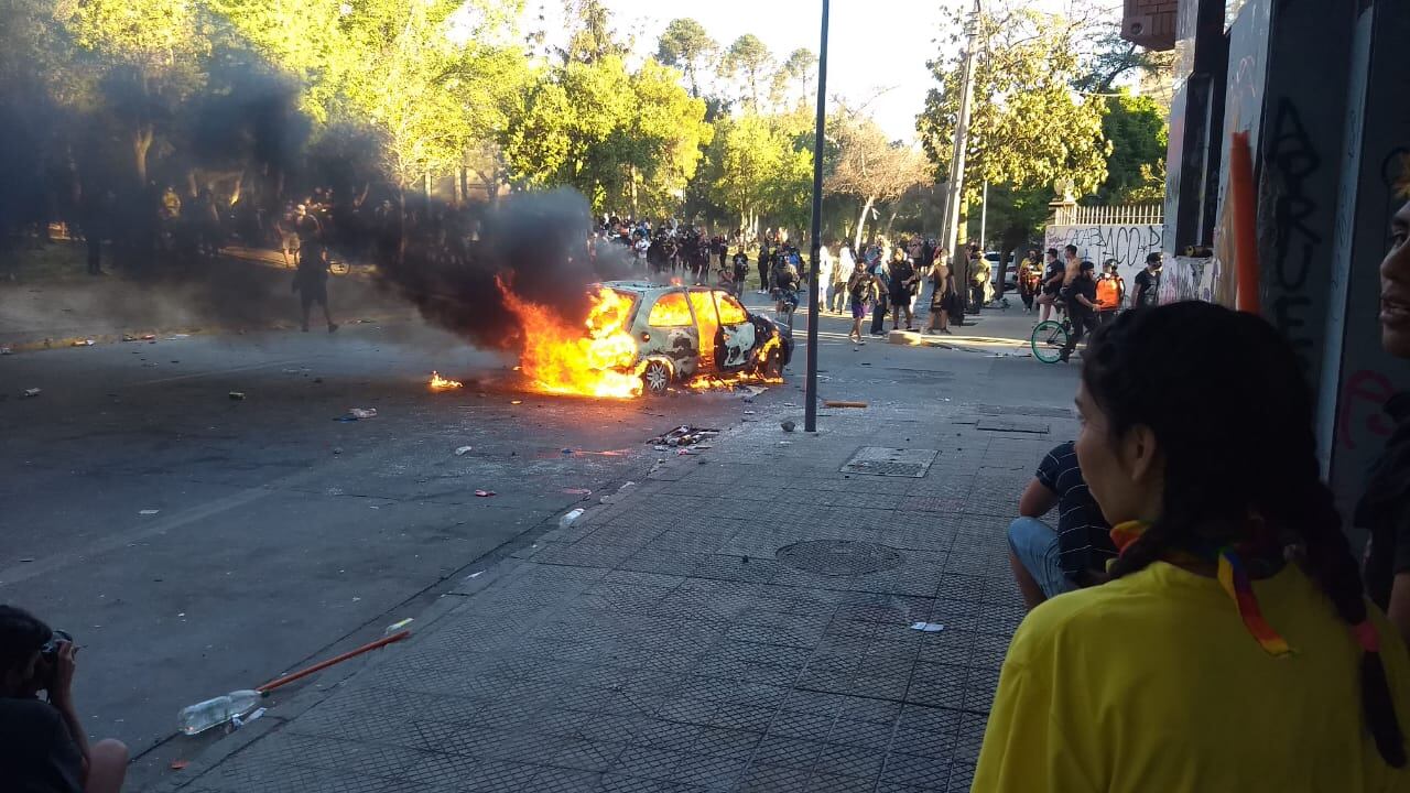 Queman Auto en Parque Bustamante