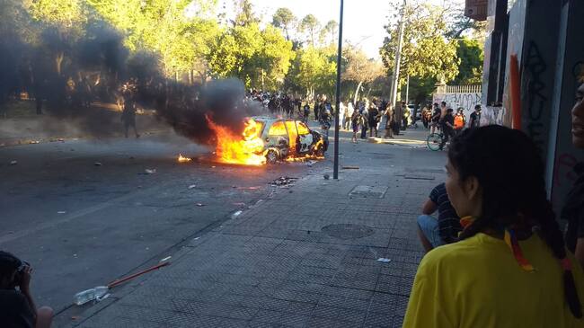 Queman Auto en Parque Bustamante