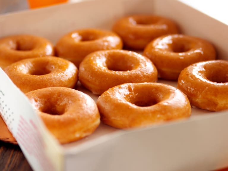 Hoy repartirán miles de donuts gratis en Santiago: revisa aquí la hora y el lugar para participar