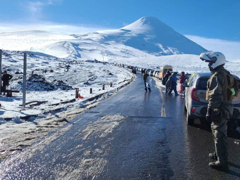 Limitan acceso al Volcán Osorno por masiva llegada de turistas durante las vacaciones de invierno