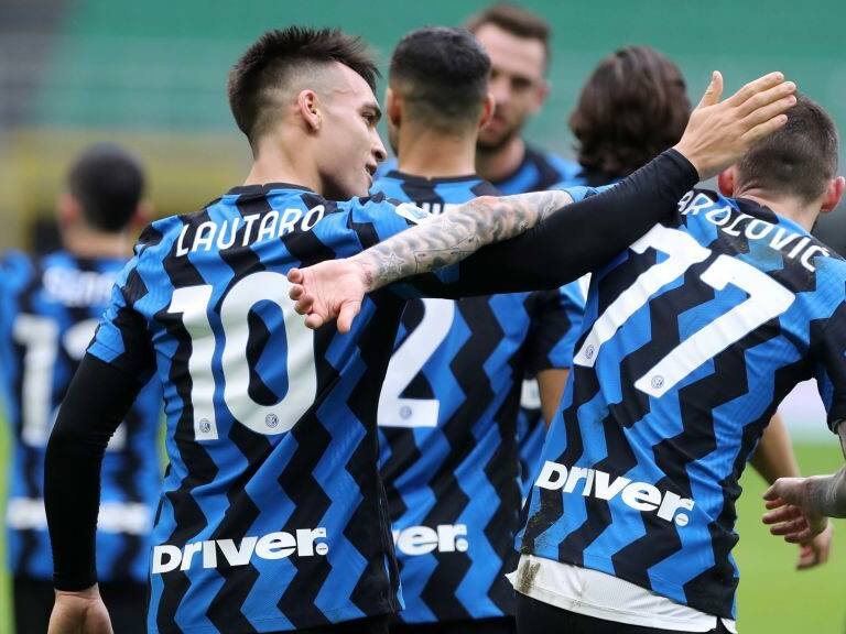 MILAN, ITALY - JANUARY 03: (BILD ZEITUNG OUT) Lautaro Martinez of FC Internazionale celebrates after scoring his team's fifth goal during the Serie A match between FC Internazionale and FC Crotone at Stadio Giuseppe Meazza on January 3, 2021 in Milan, Italy. (Photo by Sportinfoto/DeFodi Images via Getty Images)