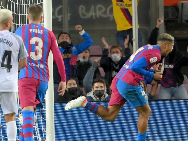 Barcelona sigue extrañando a Leo Messi y rescató un empate de local ante el Granada por La Liga de España