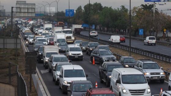 Fin de semana largo: 18 mil autos han dejado la RM este sábado y Carabineros llama a evitar salir de la capital