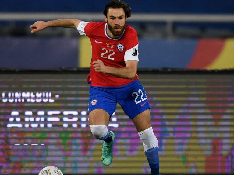 Chile&#039;s Ben Brereton takes the ball during the Conmebol Copa America 2021 football tournament group phase match against Argentina at the Nilton Santos Stadium in Rio de Janeiro, Brazil, on June 14, 2021. (Photo by MAURO PIMENTEL / AFP) (Photo by MAURO PIMENTEL/AFP via Getty Images)