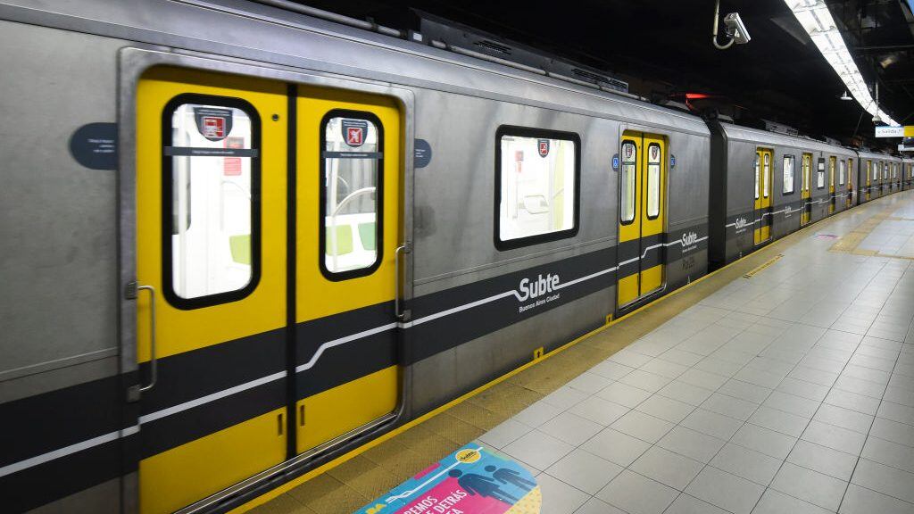 BUENOS AIRES, ARGENTINA - MARCH 20: An empty subway train arrives at the station during the first day of total quarantine on March 20, 2020 in Buenos Aires, Argentina. President Alberto Fernandez declared a national mandatory quarantine until March 31st to reduce the circulation of the COVID-19 outbreak. Only those who work in the health system, production and commercialization of food, press and other essential services are authorized to circulate. (Photo by Marcelo Endelli/Getty Images)