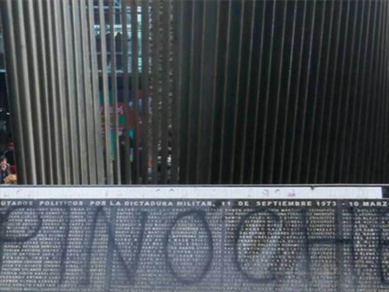 Organizaciones interpondrán acciones legales por atentado a memorial de Detenidos Desaparecidos