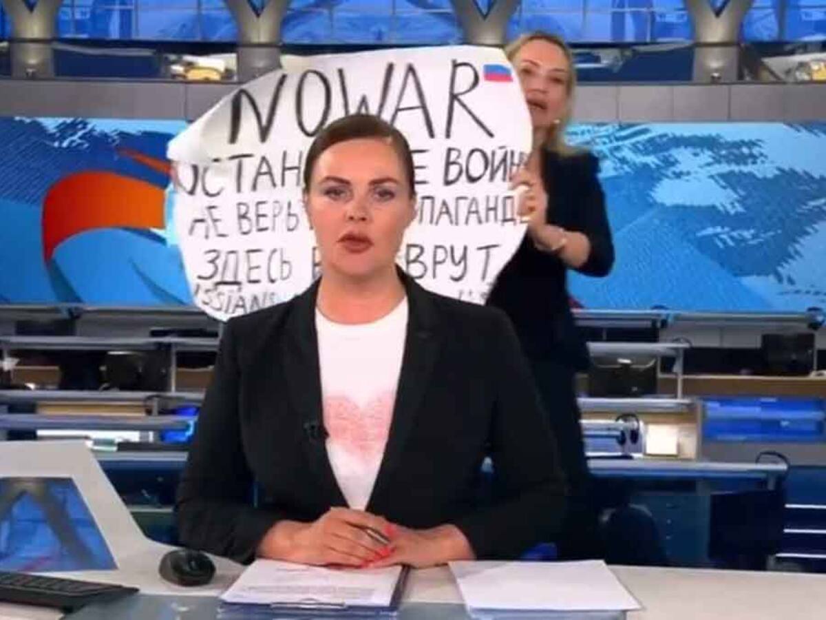 Video viral: mujer irrumpió en un noticiero en Rusia para denunciar la guerra en Ucrania