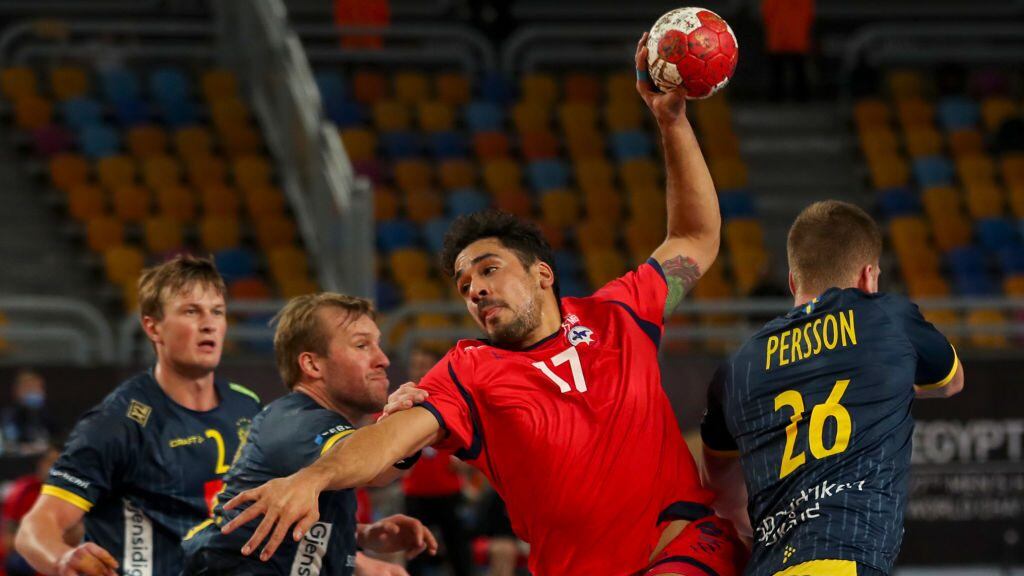 Chile's right back Rodrigo Salinas (2nd-R) moves past Sweden's right back Linus Persson (R) during the 2021 World Men's Handball Championship match between Group G teams Chile and Sweden at the Cairo Stadium Sports Hall in the Egyptian capital on January 16, 2021. (Photo by MOHAMED ABD EL GHANY / POOL / AFP) (Photo by MOHAMED ABD EL GHANY/POOL/AFP via Getty Images)