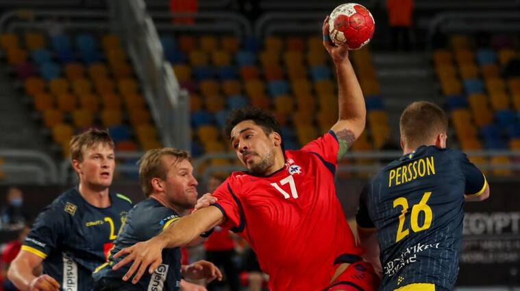 Chile's right back Rodrigo Salinas (2nd-R) moves past Sweden's right back Linus Persson (R) during the 2021 World Men's Handball Championship match between Group G teams Chile and Sweden at the Cairo Stadium Sports Hall in the Egyptian capital on January 16, 2021. (Photo by MOHAMED ABD EL GHANY / POOL / AFP) (Photo by MOHAMED ABD EL GHANY/POOL/AFP via Getty Images)