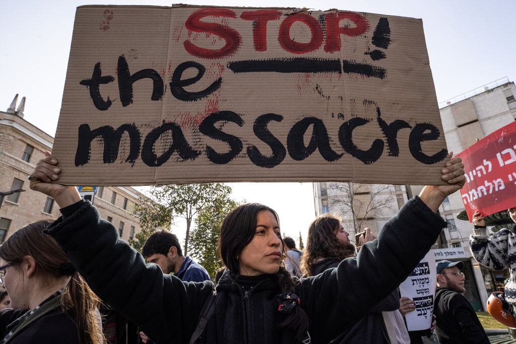 Manifestantes en Jerusalén Occidental piden detener la masacre y el genocidio en la Franja de Gaza de Palestina