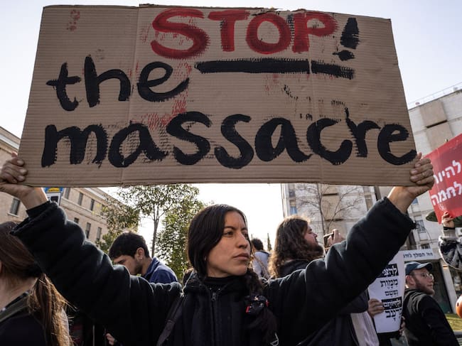 Manifestantes en Jerusalén Occidental piden detener la masacre y el genocidio en la Franja de Gaza de Palestina