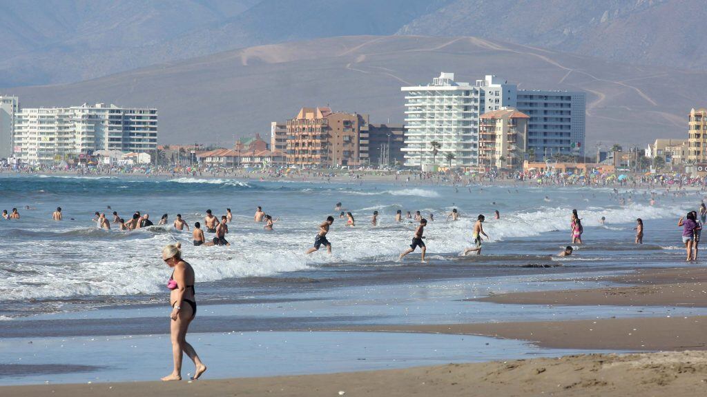 06 de Enero de 2013/LA SERENATuristas disfrutan el primer fin de semana del 2013 en la playa Avenida del Mar de La Serena, esta ciudad-balneario es uno de los mas concurrido en el país, con sus extensas costas de arenas finas sobre el océano Pacífico con un clima desértico costero que se caracteriza por la escasez de lluvias y la moderación de la temperatura.
FOTO:HERNAN CONTRERAS/AGENCIAUNO