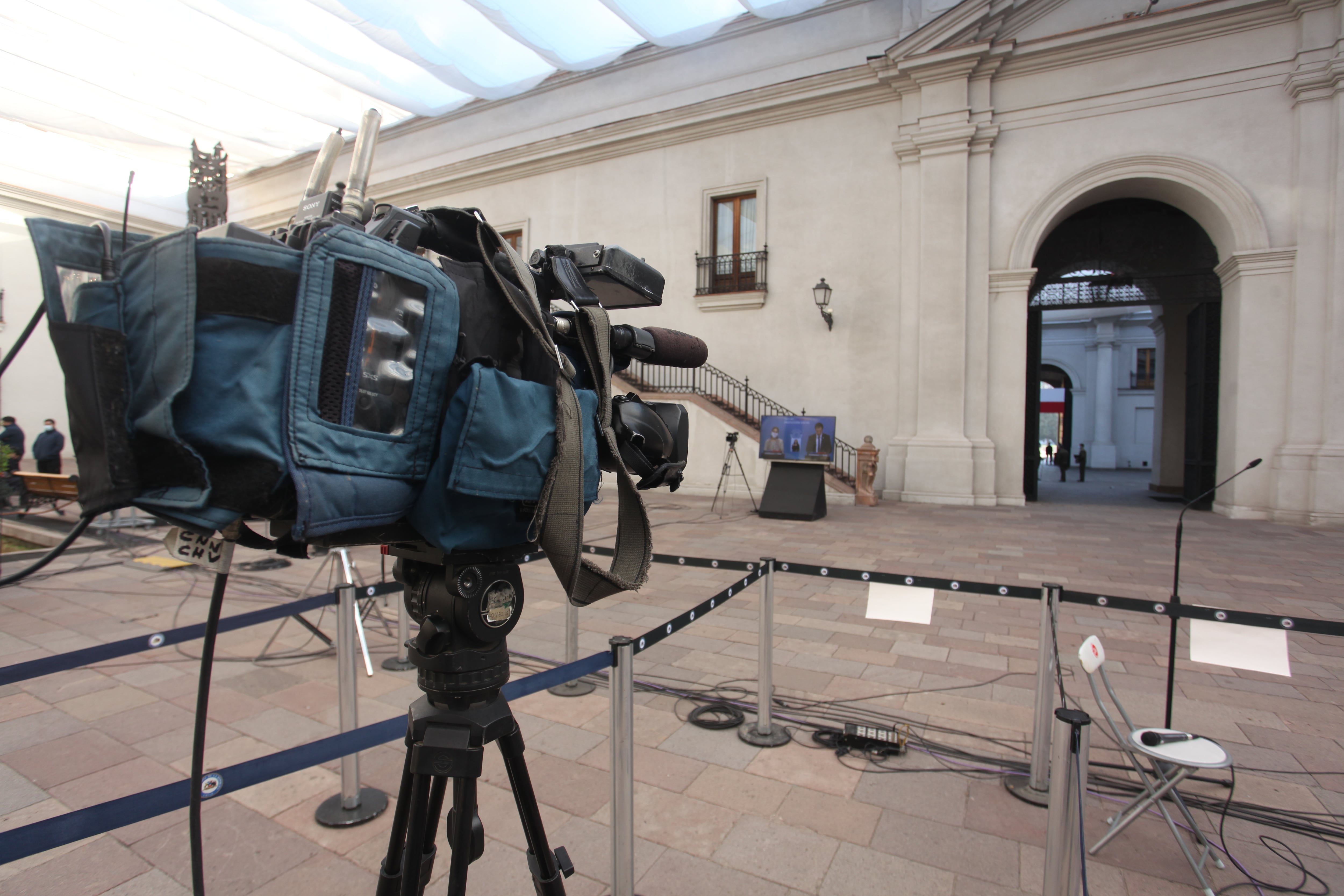 Exterior de reporte Minsal en La Moneda / Agencia Uno