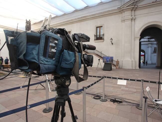 Exterior de reporte Minsal en La Moneda / Agencia Uno