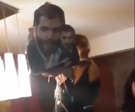 Captura video Antonia Atria con piñata con rostro de Renato Garín