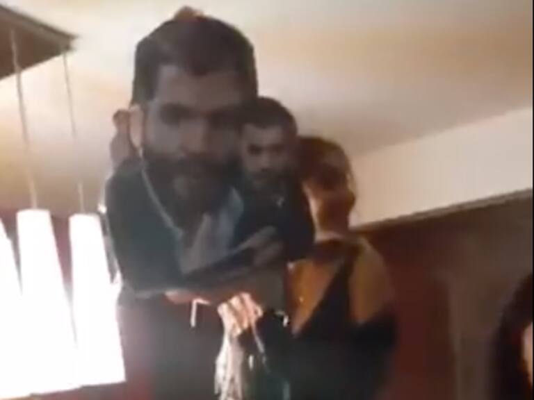 Captura video Antonia Atria con piñata con rostro de Renato Garín