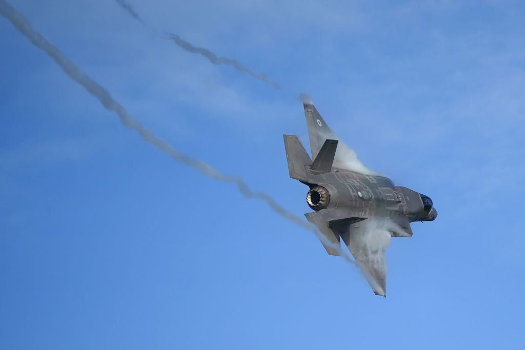 Un avión jet F-35 participa de una presentación de la fuerza naval del Reino Unido.