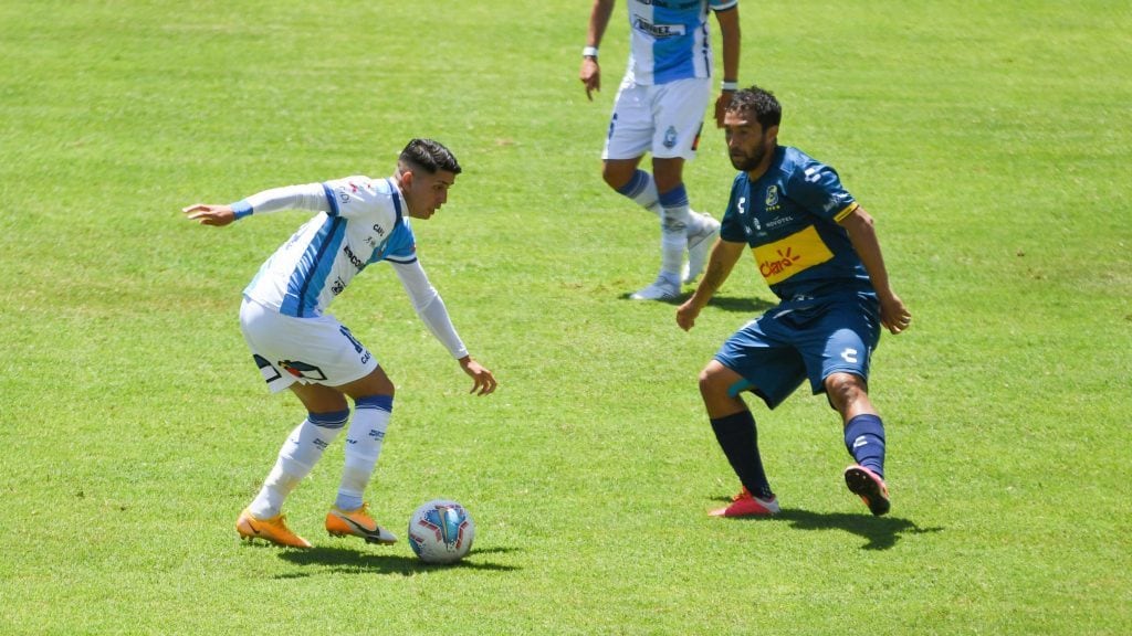19 DE NOVIEMBRE  2020 / ANTOFAGASTA  Jason Flores (d)  disputa el balón  ,Durante el partido válido por la decido novena fecha del campeonato AFP Planvita, entre Deportes Antofagasta y Everton de Viña del Mar, disputado en el Estadio Calvo &amp; Bascuñan de Antofagasta 
FOTO CAMILO ALFARO/AGENCIA UNO