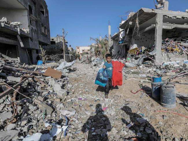 Niño palestino camina entre escombros que dejan los ataques de Israel en Gaza