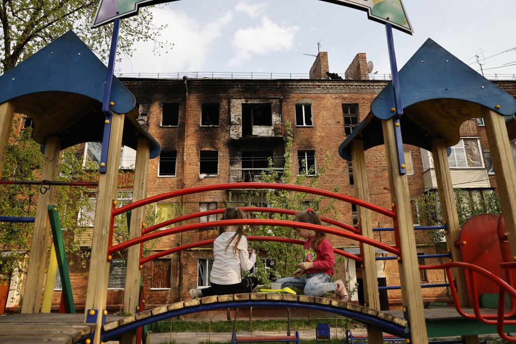 Unos niños juegan en una zona de juegos en la zona de Chernihiv