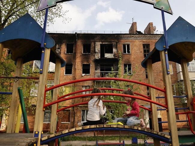 Unos niños juegan en una zona de juegos en la zona de Chernihiv