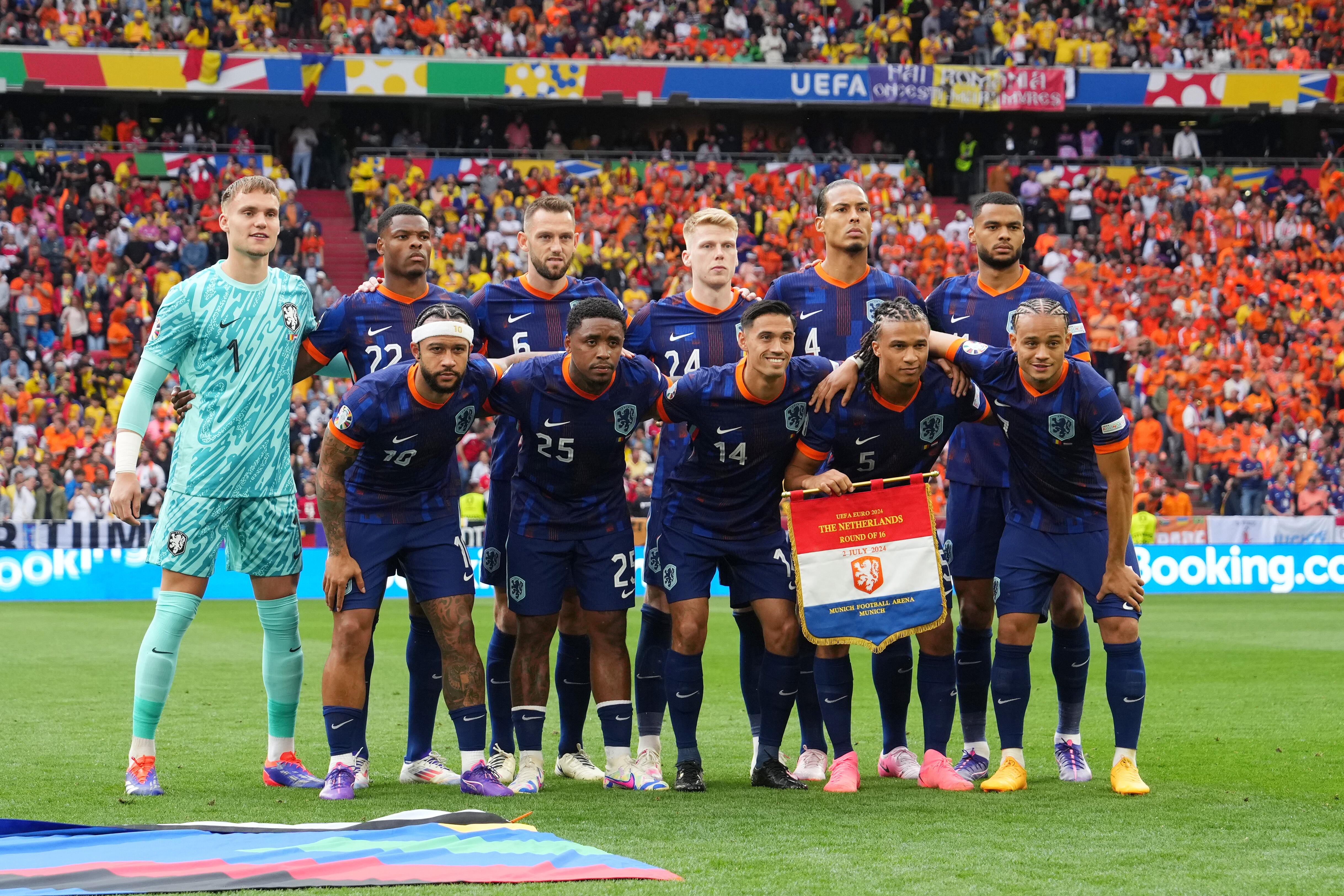 Steven Bergwijn (número 25) fue borrado de la selección neerlandesa tras fichar en un club árabe. Foto: Getty Images