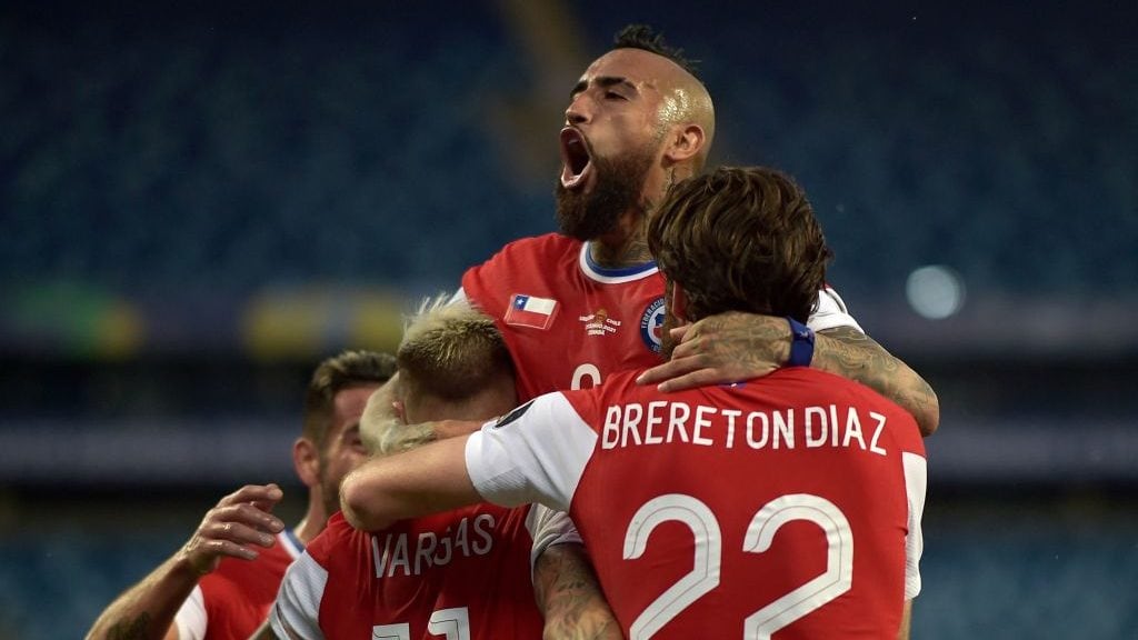 Chile's Eduardo Vargas (L) celebrates with teammate Arturo Vidal (C) and Ben Brereton after scoring against Uruguay during their Conmebol Copa America 2021 football tournament group phase match at the Pantanal Arena in Cuiaba, Brazil, on June 21, 2021. (Photo by Douglas Magno / AFP) (Photo by DOUGLAS MAGNO/AFP via Getty Images)