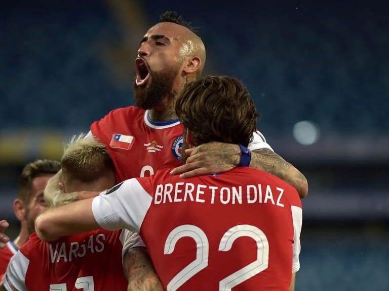 Chile&#039;s Eduardo Vargas (L) celebrates with teammate Arturo Vidal (C) and Ben Brereton after scoring against Uruguay during their Conmebol Copa America 2021 football tournament group phase match at the Pantanal Arena in Cuiaba, Brazil, on June 21, 2021. (Photo by Douglas Magno / AFP) (Photo by DOUGLAS MAGNO/AFP via Getty Images)