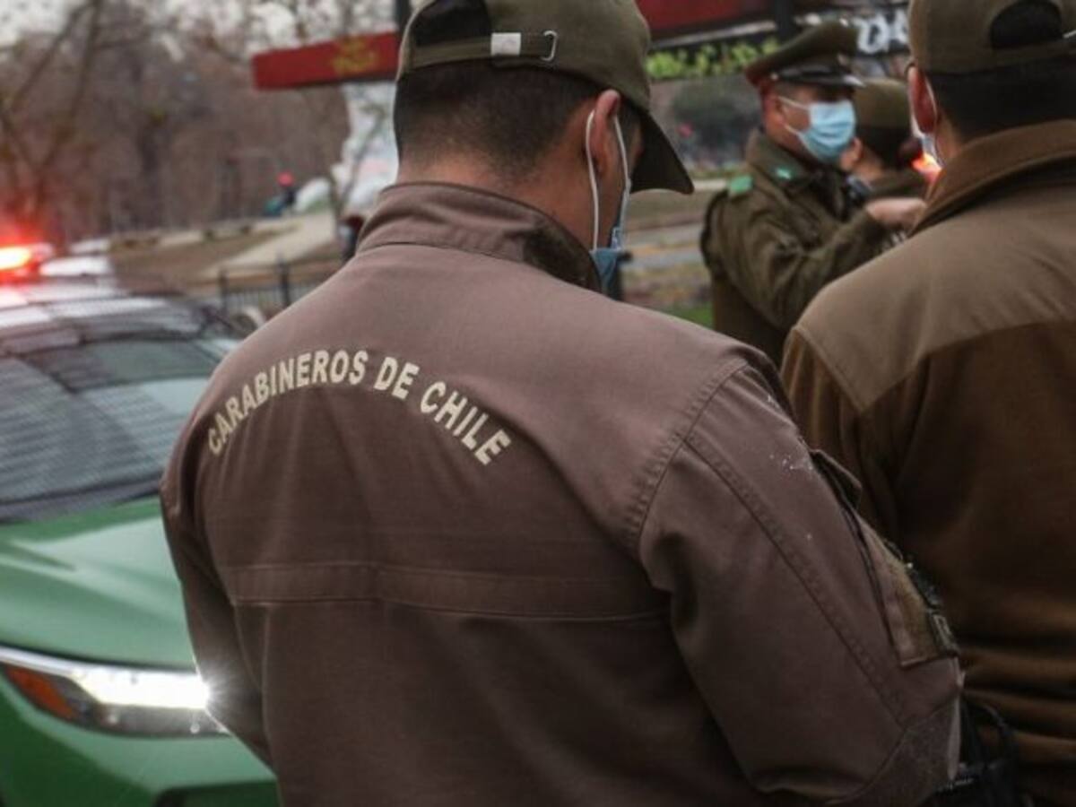 Dos carabineros son detenidos por presunta violación luego de participar en fiesta en La Cisterna