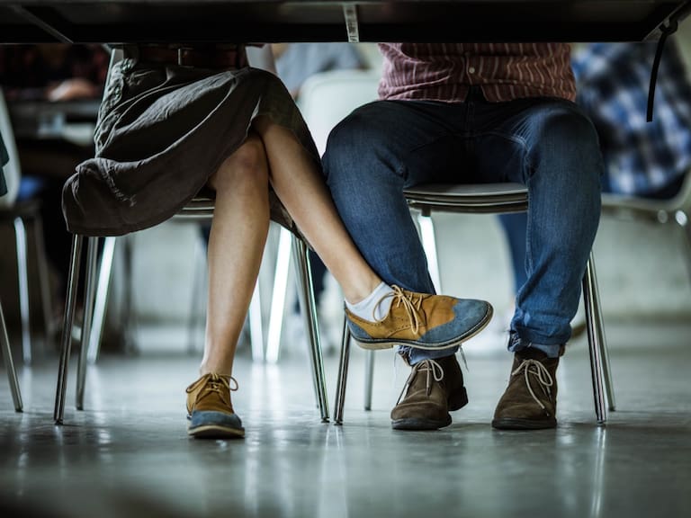 ¿Problemas para “encarar”? Estas son las claves para coquetear y no fallar en el intento, según experta