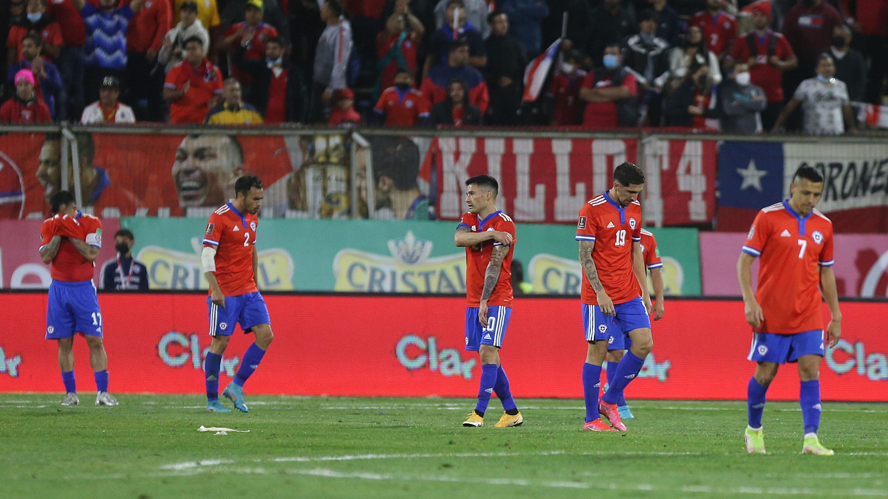 29 DE MARZO DE 2022/SANTIAGOJugadores de Chile se lamentan tras el 0-2, durante el partido por la jornada 18 de las Eliminatorias a la Copa del Mundo de Qatar 2022, entre las selecciones de Chile y Uruguay, diputado en el Estadio San Carlos de Apoquindo de Santiago.
FOTO: LEONARDO RUBILAR CHANDIA/AGENCIAUNO