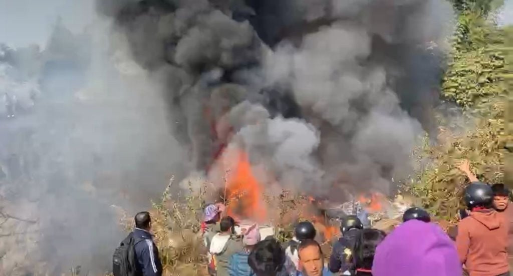 El fuego tras la caída del avión en los alrededores de Pokhara