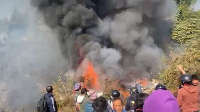 El fuego tras la caída del avión en los alrededores de Pokhara