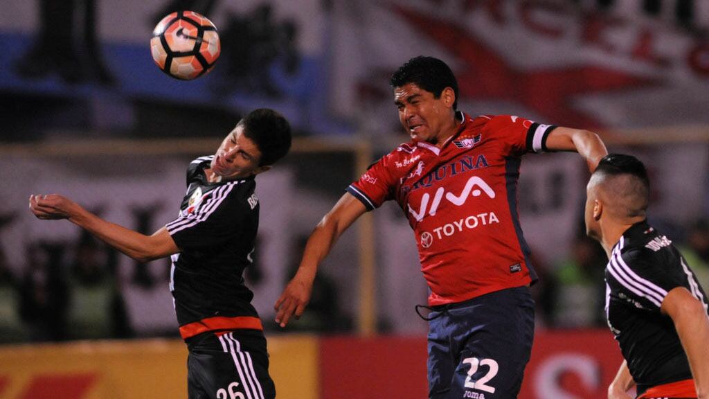 COCHABAMBA, BOLIVIA - SEPTEMBER 14: Edward Zenteno of Wilstermann  and  Ignacio Fernandez of River Plate go for a header during a first leg match between Wilstermann and River Plate as part the quarter finals of Copa CONMEBOL Libertadores 2017 at Felix Capriles Stadium on September 14, 2017 in Cochabamba, Argentina. (Photo by Javier Mamani/Getty Images)