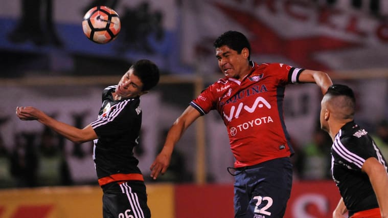COCHABAMBA, BOLIVIA - SEPTEMBER 14: Edward Zenteno of Wilstermann and Ignacio Fernandez of River Plate go for a header during a first leg match between Wilstermann and River Plate as part the quarter finals of Copa CONMEBOL Libertadores 2017 at Felix Capriles Stadium on September 14, 2017 in Cochabamba, Argentina. (Photo by Javier Mamani/Getty Images)