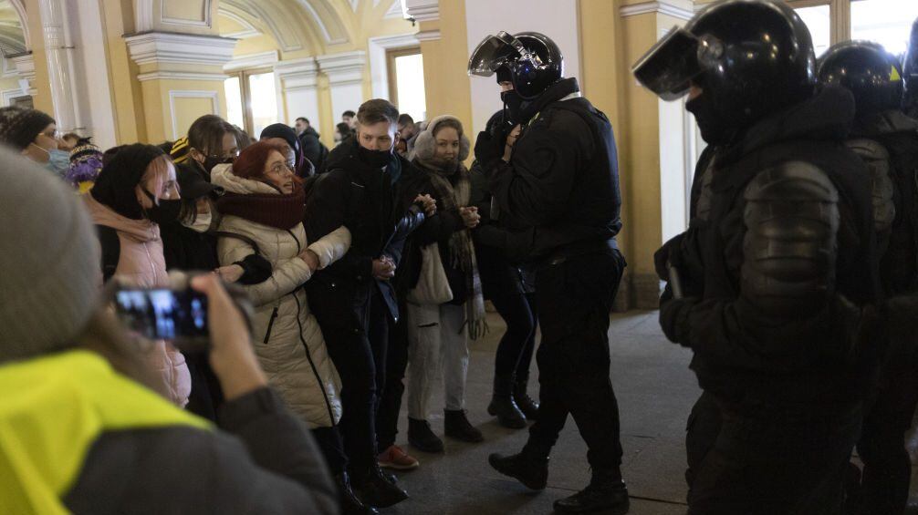 ST. PETERSBURG, RUSSIA - MARCH 1: People gather to stage anti-war protest in Saint-Petersburg, Russia on March 1, 2022. (Photo by Ivan Petrov/Anadolu Agency via Getty Images)
