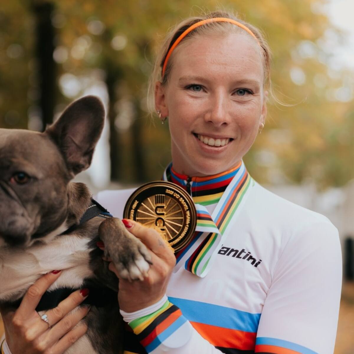 Campeona mundial del ciclismo pista vino a Chile por primera vez y esto destacó de Santiago: “Son muy buenas”