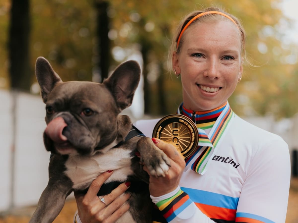 Campeona mundial del ciclismo pista vino a Chile por primera vez y esto destacó de Santiago: “Son muy buenas”