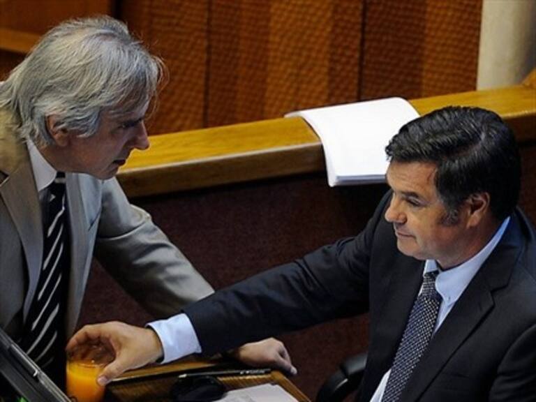 Senadores Moreira y Ossandón pelean en Twitter: «Niño símbolo del raspado de la olla»