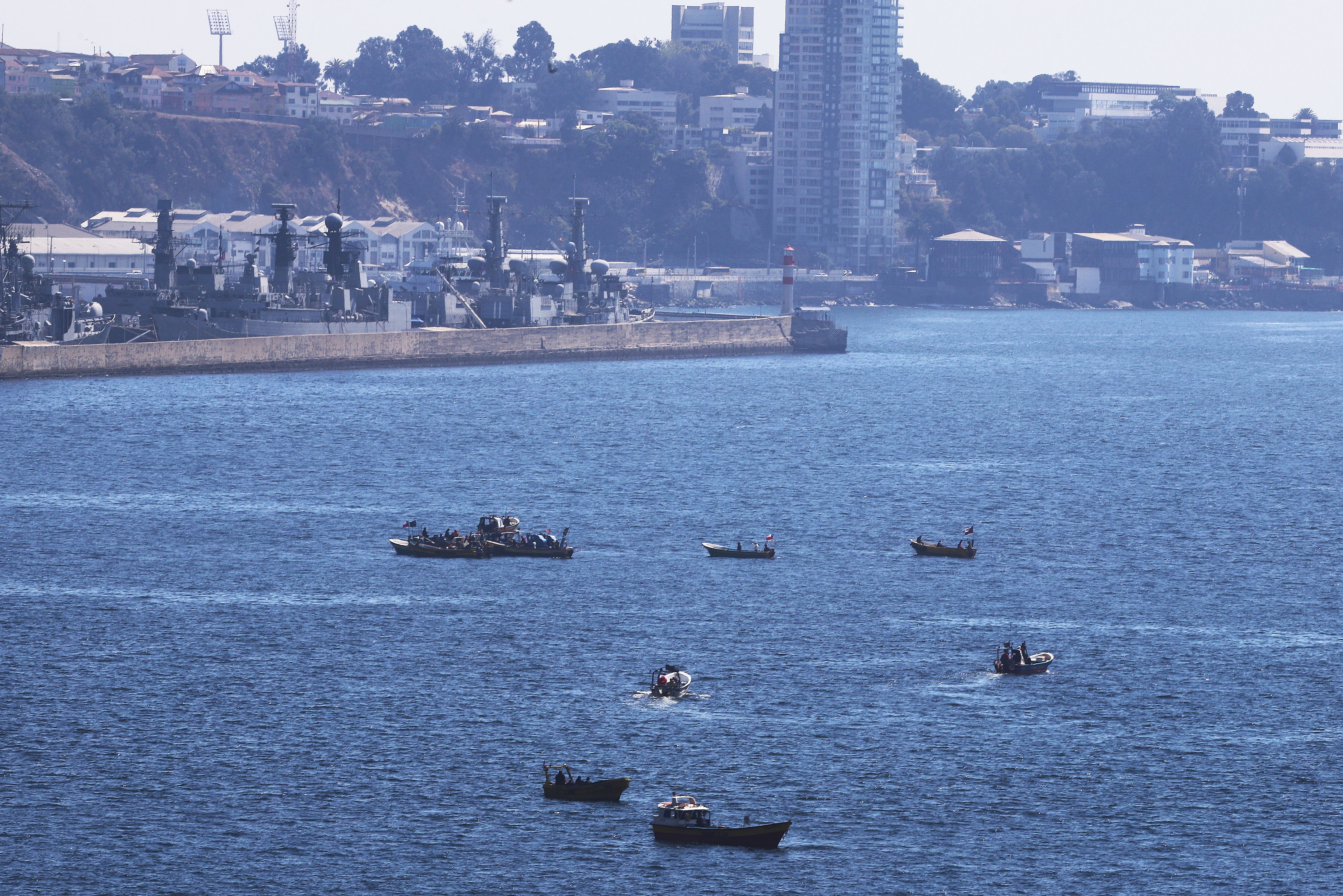 27 DE MARZO DE 2025 /VALPARAISO
Pescadores bloquean con sus botes el Puerto de Valparaiso, en protesta por sus demandas por las cuotas de la ley de pesca.
FOTO: MANUEL LEMA OLGUIN/AGENCIAUNO