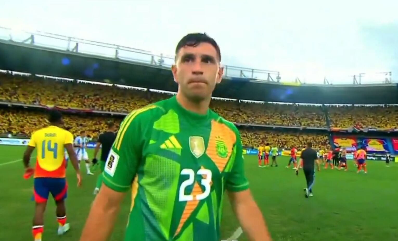 El nuevo escándalo del "mejor portero del mundo": Emiliano Martínez le pegó a una cámaras tras derrota en Colombia | Captura de pantalla