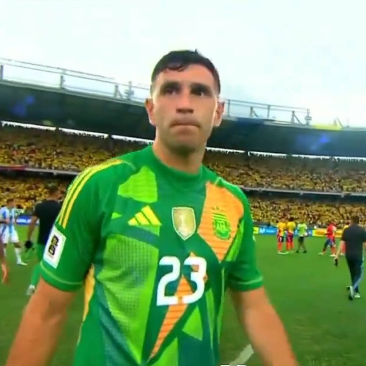 El nuevo escándalo del “mejor portero del mundo”: Emiliano Martínez le pegó a una cámaras tras derrota en Colombia